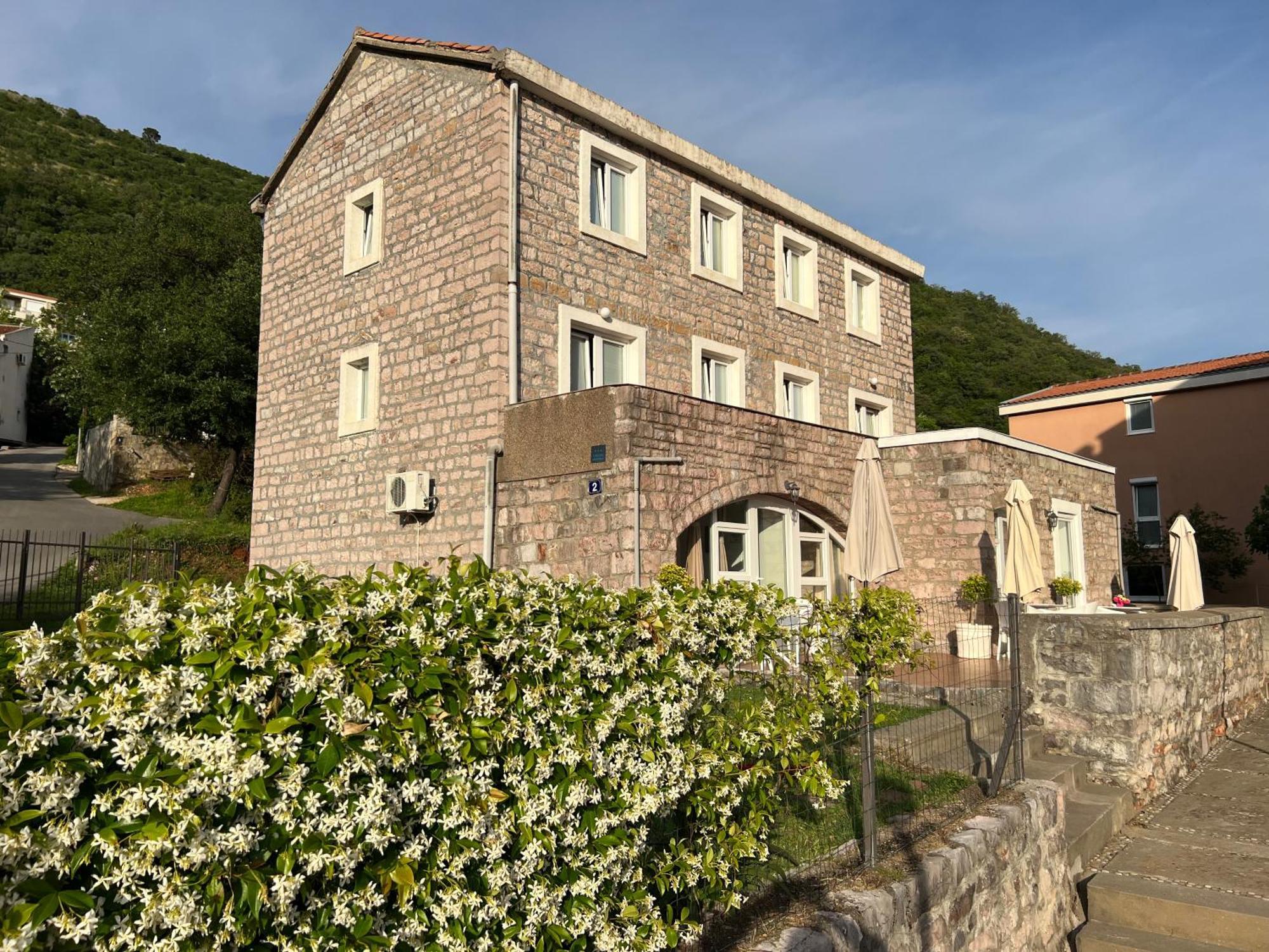 Apartments Pavlovic Petrovac Ngoại thất bức ảnh
